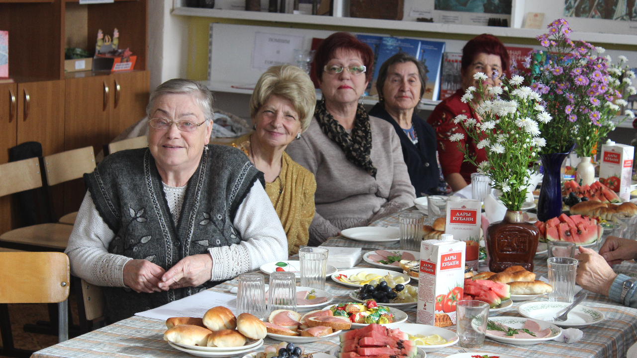Владимир Михайлов поздравил старшее поколение с Днем пожилых людей