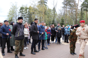 Владимир Михайлов со своей семьей и активистами Партии СОЦИАЛЬНОЙ ЗАЩИТЫ возложили цветы к Вечному огню