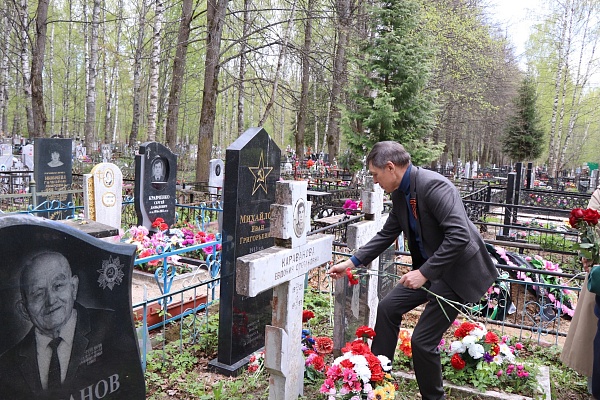 Владимир Михайлов возложил цветы к Вечному огню