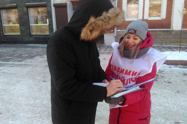 В Оренбурге препятствовали сбору подписей в поддержку самовыдвижения Владимира Михайлова.